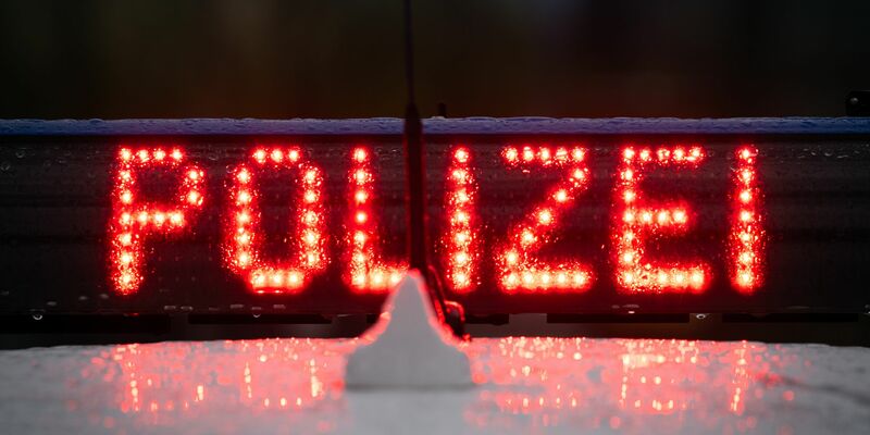 In einem Essener Krankenhaus wurden Mitarbeiter von Besuchern angegriffen und verletzt. Die Polizei griff ein. (Symbolbild) - Foto: Soeren Stache/dpa