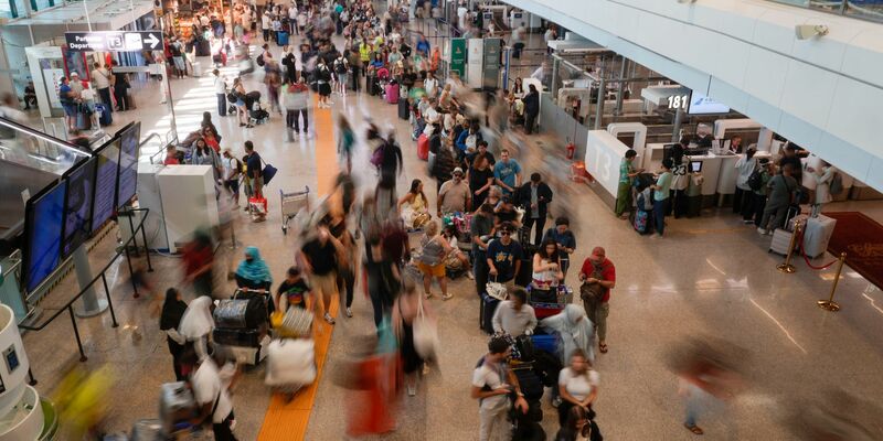 Blick in den Flughafen Fiumicino bei Rom. (Archivbild zur Illustration) - Foto: Gregorio Borgia/AP/dpa