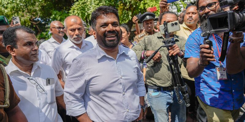 Der Präsidentschaftskandidat Dissanayake spricht vor Journalisten nach der Stimmabgabe. (Foto Archiv) - Foto: Eranga Jayawardena/AP