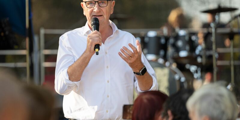 In den Umfragen lag die AfD lange vorn. Doch die Prognosen vom Wahlabend sehen die SPD von Ministerpräsident Woidke vor der AfD. (Archivfoto) - Foto: Sebastian Christoph Gollnow/dpa