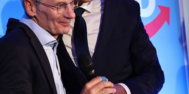 Auf der Wahlparty der AfD wurde auch das sogenannte Abschiebelied gesungen. (Archivbild) - Foto: Christoph Soeder/dpa