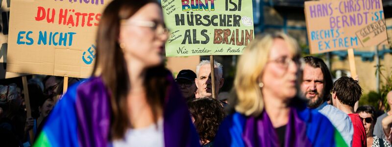 Protest gegen die AfD-Wahlparty in Potsdam. - Foto: Christoph Soeder/dpa