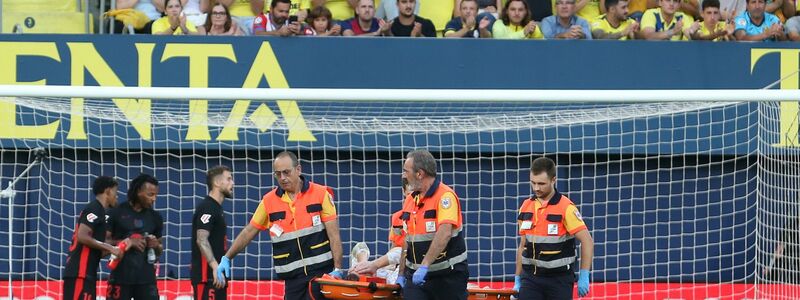 Marc-André ter Stegen muss auf einer Trage vom Platz getragen werden. - Foto: Alberto Saiz/AP/dpa