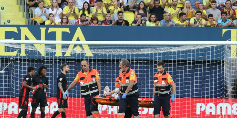 Marc-André ter Stegen muss auf einer Trage vom Platz getragen werden. - Foto: Alberto Saiz/AP/dpa