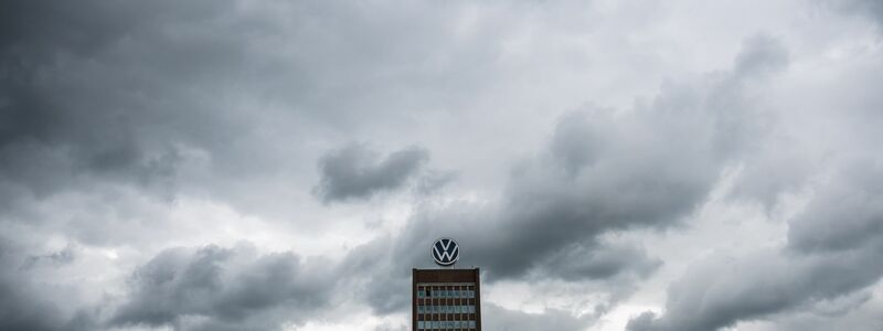 Dunkle Wolken nicht nur über VW. (Archivbild) - Foto: Julian Stratenschulte/dpa