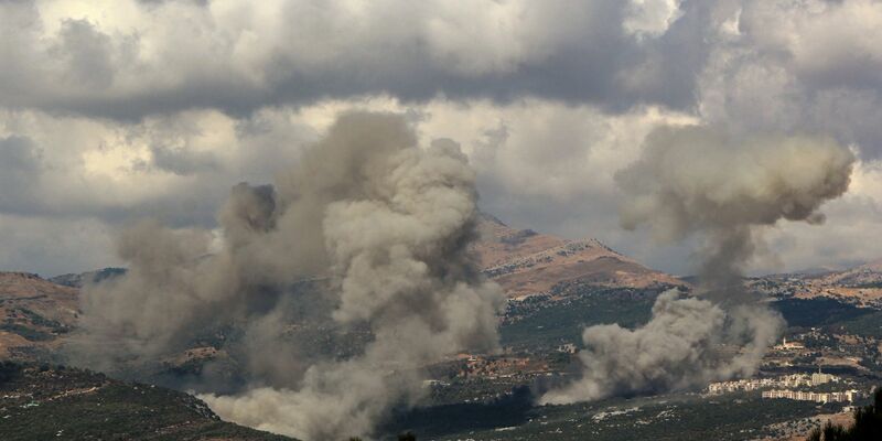 Rauch steigt aus nach israelischen Angriffen im Süden des Libanons - Foto: Marwan Naamani/dpa