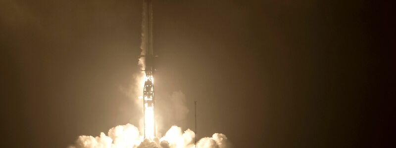 Die SpaceX Falcon 9 Rakete startet mit dem Double Asteroid Redirection Test (DART) an Bord vom Space Launch Complex 4E auf der Vandenberg Space Force Base in Kalifornien. - Foto: Bill Ingalls/NASA/AP/dpa