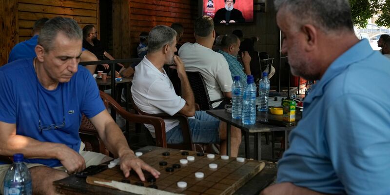 Der Alltag in Beirut geht trotz zunehmender Angriffe teils weiter - Foto: Bilal Hussein/AP/dpa