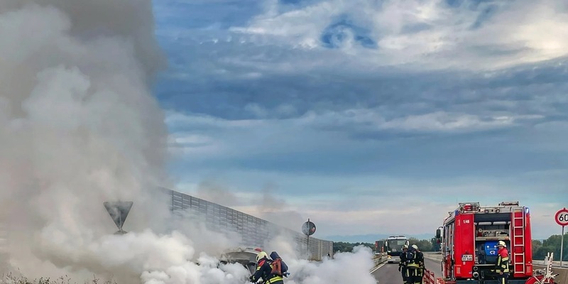 FW Allensbach: B2 PKW Brand außerorts - Foto: presseportal.de