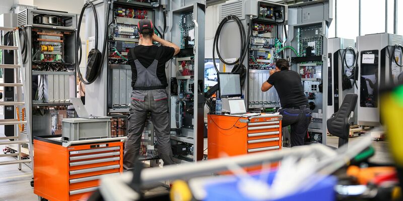 Produktion von E-Ladesäulen bei Siemens. Das Geschäft soll ausgegliedert werden.  - Foto: Jan Woitas/dpa