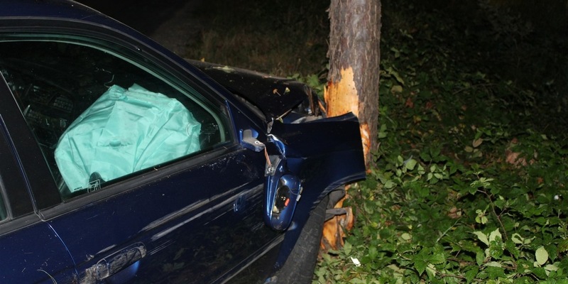 POL-MI: Auto kollidiert mit Baum - Foto: presseportal.de