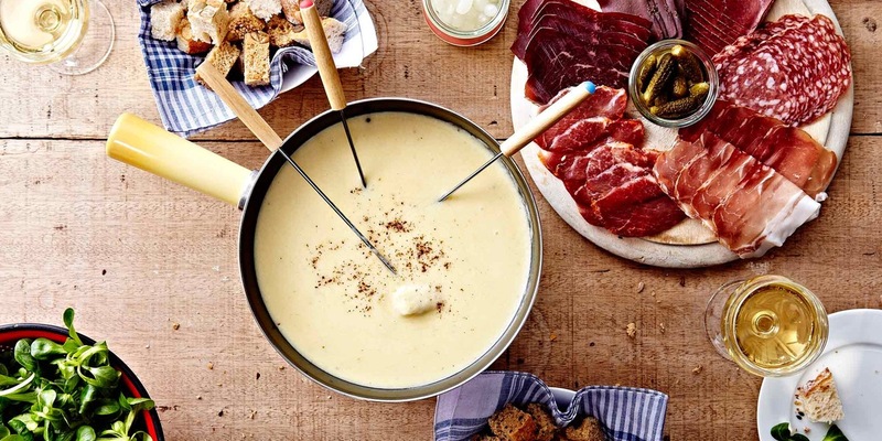 Zum Zusammenkommen und Dahinschmelzen / Käsefondue und Schweizer Raclette sind die perfekten DIY-Dinner - Foto: presseportal.de