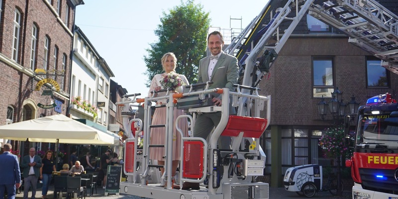 FW Tönisvorst: Nach dem Ja-Wort gab es für das Brautpaar Zweisamkeit in 30 Metern Höhe. - Foto: presseportal.de