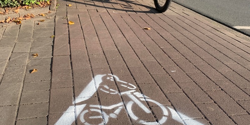 POL-LG: ++ auf der falschen Seite unterwegs!? - Sei kein Geist! ++ Sprüh-Aktion 2024 von Polizei und Verkehrswacht ++ gegen Unfälle mit Geister-Radler und -Scooter ++ - Foto: presseportal.de