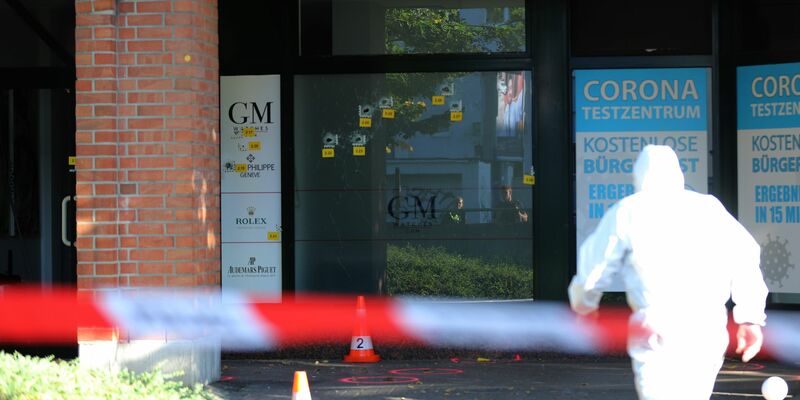 Die Polizei sicherte in der Nacht den Tatort im Kölner Stadtteil Niehl. - Foto: Sascha Thelen/dpa