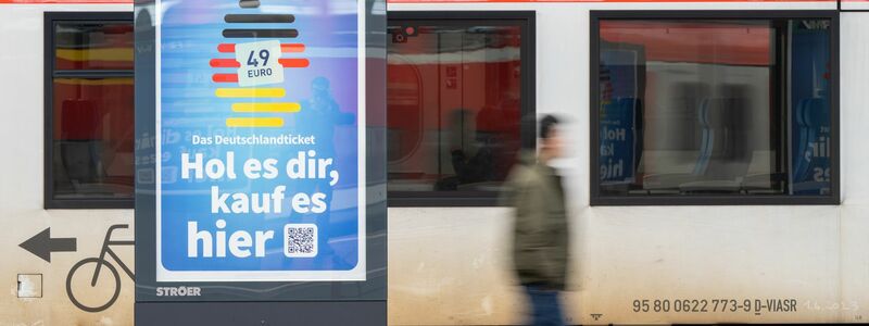 Das Ticket gibt es digital oder als Plastikkarte. - Foto: Sebastian Gollnow/dpa/dpa-tmn