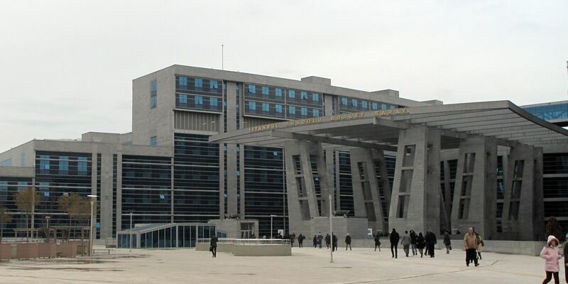 Ein Mann muss wegen wiederholten sexuellen Kindesmissbrauchs und sexueller Nötigung 36 Jahre ins Gefängnis, der Vater des Mädchens wurde wegen wiederholten sexuellen Missbrauchs zu fast 19 Jahren verurteilt. (Symbolfoto) - Foto: picture alliance / dpa