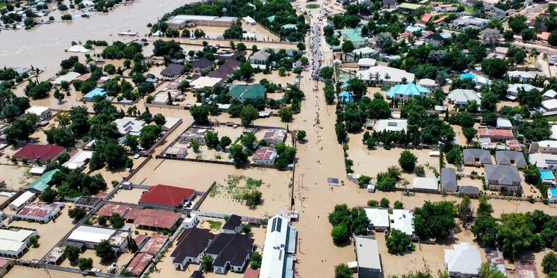 Schwere Regenfälle ließen im Norden Nigerias einen Damm brechen. (Archivbild vom 10. September). - Foto: Musa Ajit Borno/AP/dpa