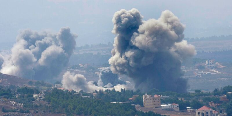 Rauch steigt auf nach einem israelischen Angriff im Libanon auf. - Foto: Hussein Malla/AP