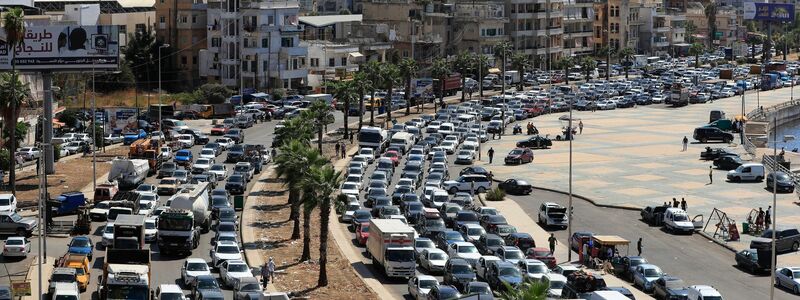 Nach den Luftschlägen kam es zu Staus auf wichtigen Verbindungen, unter den Menschen brauch Panik aus. - Foto: Mohammed Zaatari/AP