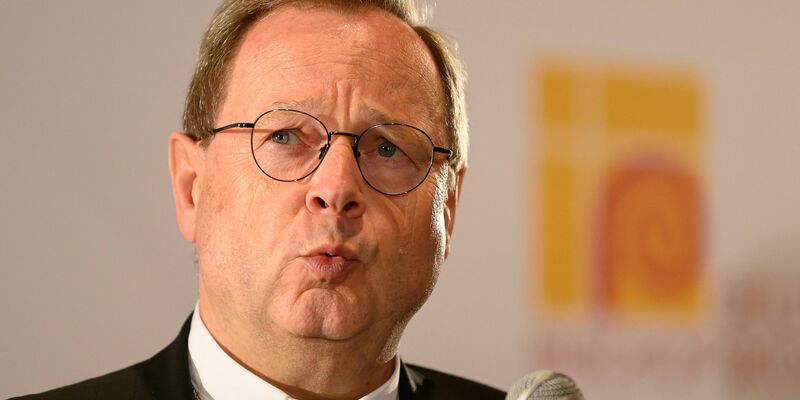 Der Vorsitzende der Deutschen Bischofskonferenz, Georg Bätzing, ist angesichts Hunderttausender Kirchenaustritte in den vergangenen Jahren besorgt.  - Foto: Swen Pförtner/dpa