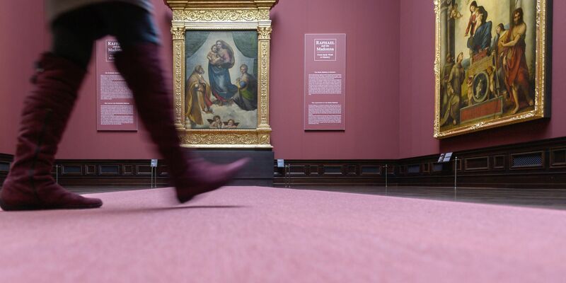 Das Gemälde «Die Sixtinische Madonna» von Raffael in der Gemäldegalerie Alte Meister Dresden - Foto: Robert Michael/dpa-Zentralbild/dpa