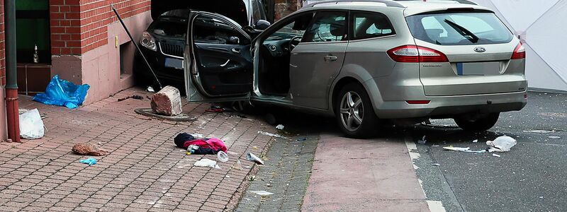 Der Unfallfahrer musste reanimiert werden. - Foto: Ralf Hettler/dpa