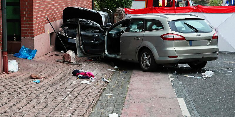 Wurde das Auto absichtlich in die Gruppe gesteuert oder handelte es sich um einen Unfall? - Foto: Ralf Hettler/dpa
