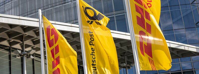 Die DHL Group hat weltweit rund 600.000 Mitarbeiterinnen und Mitarbeiter. - Foto: Thomas Banneyer/dpa