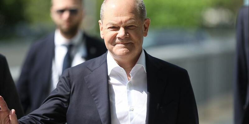 Olaf Scholz mit Personenschützer im Hintergrund (Archiv) - Foto: über dts Nachrichtenagentur