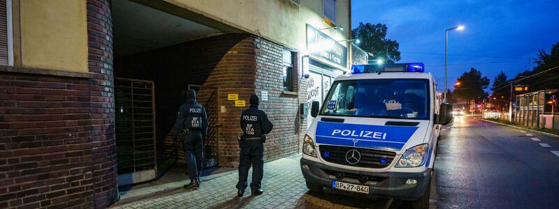 Die Gruppe soll nach ersten Informationen der dpa auch Personalausweise gefälscht haben. - Foto: Andreas Arnold/dpa