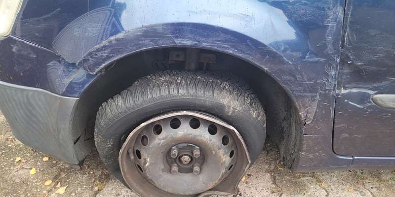 POL-DEL: Landkreis Wesermarsch: Verkehrsunfall auf der B212 in Nordenham +++ Verursacher entfernt sich trotz Defekts an einem Rad - Foto: presseportal.de