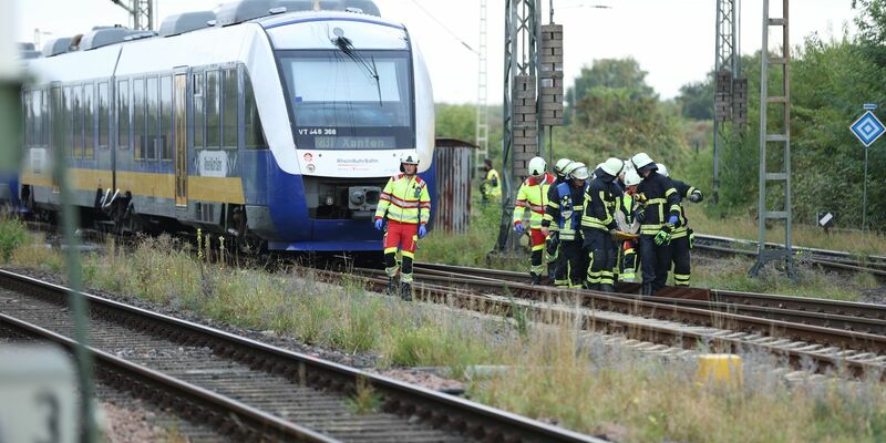Mehrere Menschen wurden bei einem Zugunfall am Niederrhein verletzt. - Foto: Justin Brosch/dpa