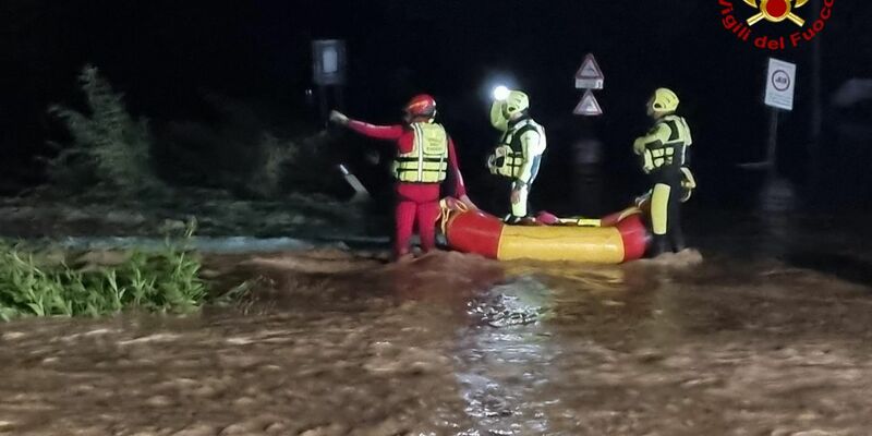 Die Suche nach zwei Opfern läuft. - Foto: -/vigilfuoco.tv/dpa