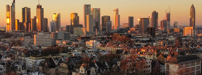 Das Risiko für eine Immobilienblase in Frankfurt ist nach Einschätzung der Schweizer Bank UBS gesunken (Archivbild). - Foto: Boris Roessler/dpa