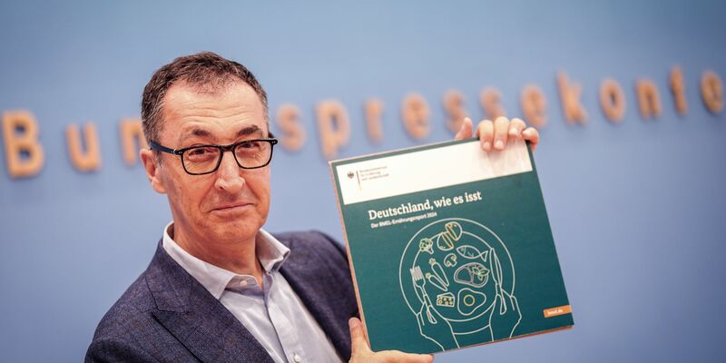  Der Wunsch nach mehr Transparenz müsse beachtet werden, sagt Landwirtschaftsminister Cem Özdemir (Grüne) bei der Vorstellung des Ernährungsreports 2024 in Berlin.  - Foto: Kay Nietfeld/dpa
