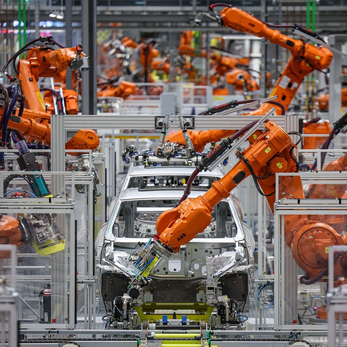 Die Kosten der Autokonzerne in Deutschland sind einem EY-Experten zufolge zu hoch, die Apparate zu schwerfällig. (Symboldbild) - Foto: Jan Woitas/dpa