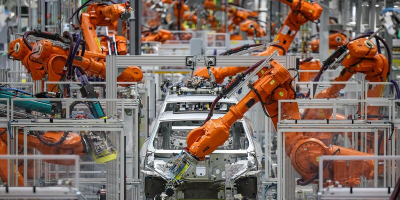 Die Autoindustrie hat deutlich weniger Industrieroboter aufgestellt. (Archivbild) - Foto: Jan Woitas/dpa