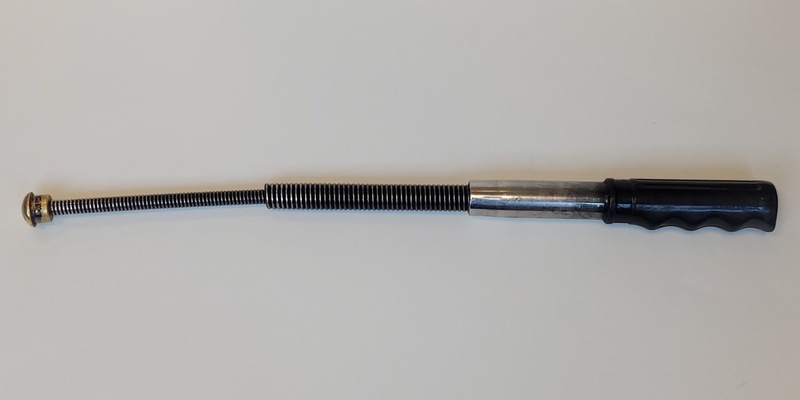 BPOL-HH: (FOTO) Bundespolizei am Hamburg Airport: Stahlrute und verbotenes Pfefferspray führen zu Strafanzeigen, 200 Euro Sicherheitsleistung - Foto: presseportal.de