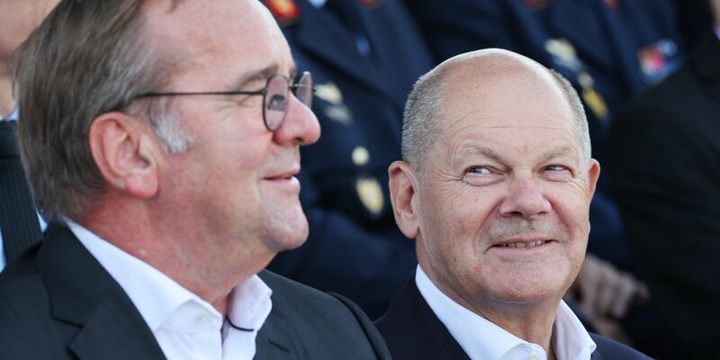 Laut einer Umfrage will eine große Mehrheit der Bundesbürger, dass Kanzler Scholz (rechts) zugunsten seines Verteidigungsministers Pistorius (links) auf eine erneute Kanzlerkandidatur verzichtet. (Archivbild) - Foto: Christian Charisius/dpa