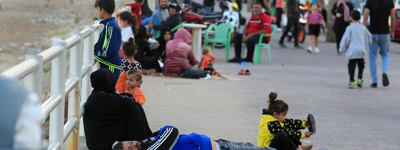 Zehntausende Libanesen flohen vor den israelischen Luftangriffen Richtung Norden. - Foto: Mohammad Zaatari/AP/dpa