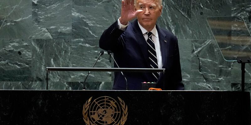 «Es gibt Dinge, die wichtiger sind, als an der Macht zu bleiben», sagt US-Präsident Joe Biden in New York. - Foto: Richard Drew/AP