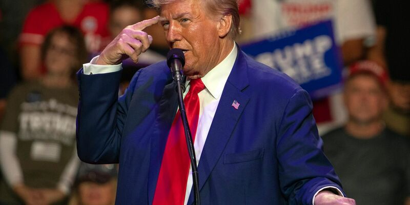 Trump warnt: Wer sein Produkt nicht in den USA herstellt, muss hohe Zölle zahlen. (Archivbild) - Foto: Rebecca Droke/AP/dpa