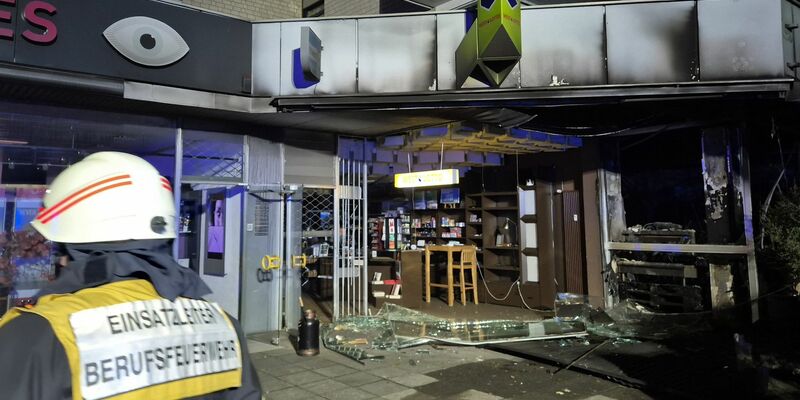 Ein Bild der Verwüstung ist die zerstörte Fassade der Ladenzeile mit Wohnhaus. - Foto: Sascha Thelen/dpa