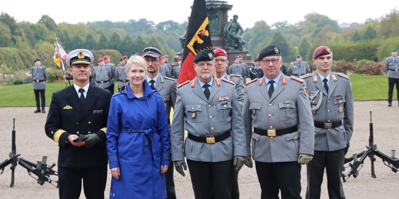 Landeskommando Mecklenburg-Vorpommern bekommt neue Führung / General Uwe Nerger wird verabschiedet und mit Ulrich Reineke übernimmt erstmalig ein Admiral die Führung eines Landeskommandos - Foto: presseportal.de