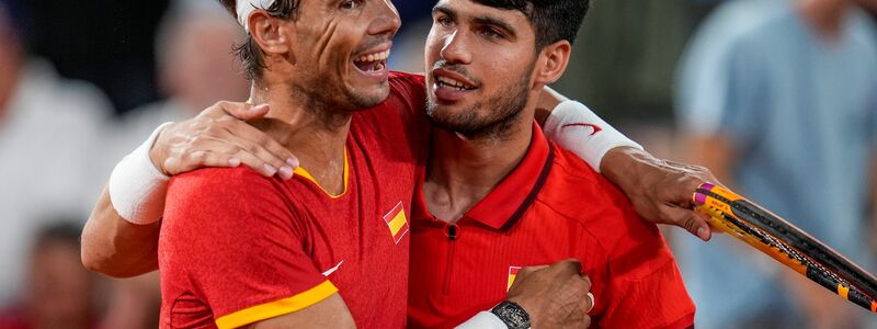 Bei den Olympischen Spielen verpassten Rafael Nadal (l) und Carlos Alcaraz eine Medaille. - Foto: Manu Fernandez/AP/dpa