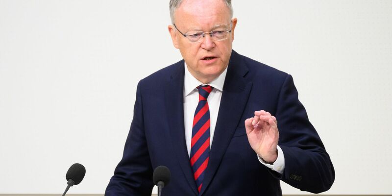 Niedersachsens Regierungschef Weil fordert staatliche Unterstützung für die Autoindustrie. - Foto: Jennifer Kramer/dpa