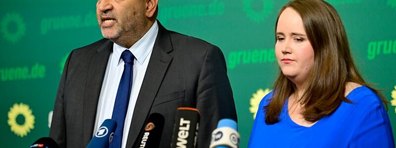 Sie machen Platz für einen Neustart: Omid Nouripour und Ricarda Lang, die Co-Vorsitzenden der Grünen. - Foto: Fabian Sommer/dpa