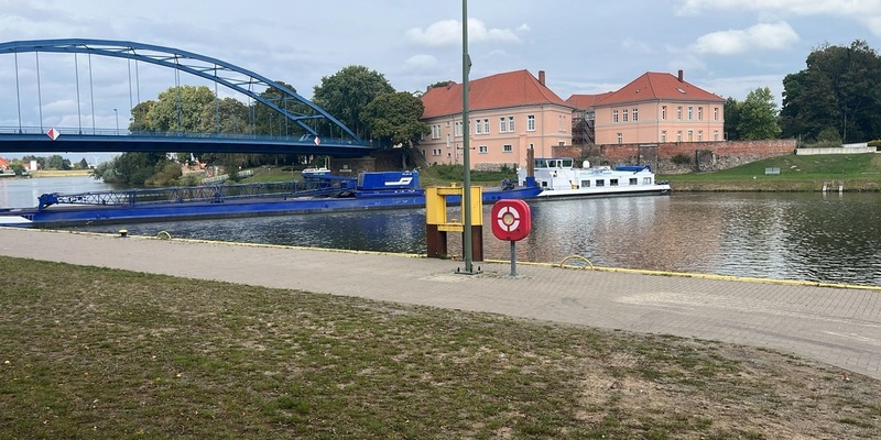 POL-WSPST Nienburg: Binnenschiff fällt in der Weser quer - Foto: presseportal.de