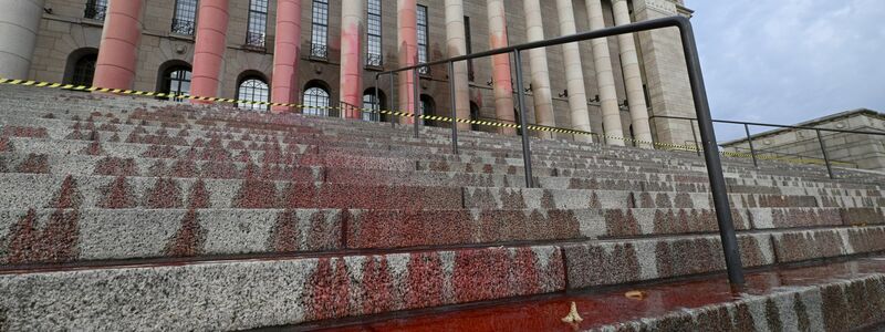 Blutrote Farbe am Das finnische Parlamentsgebäude ist - Foto: Antti Aimo-Koivisto/Lehtikuva/dpa